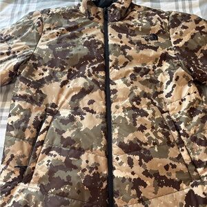 Selling this  Camo North face jacket 
Size: Large

Only worn a few times